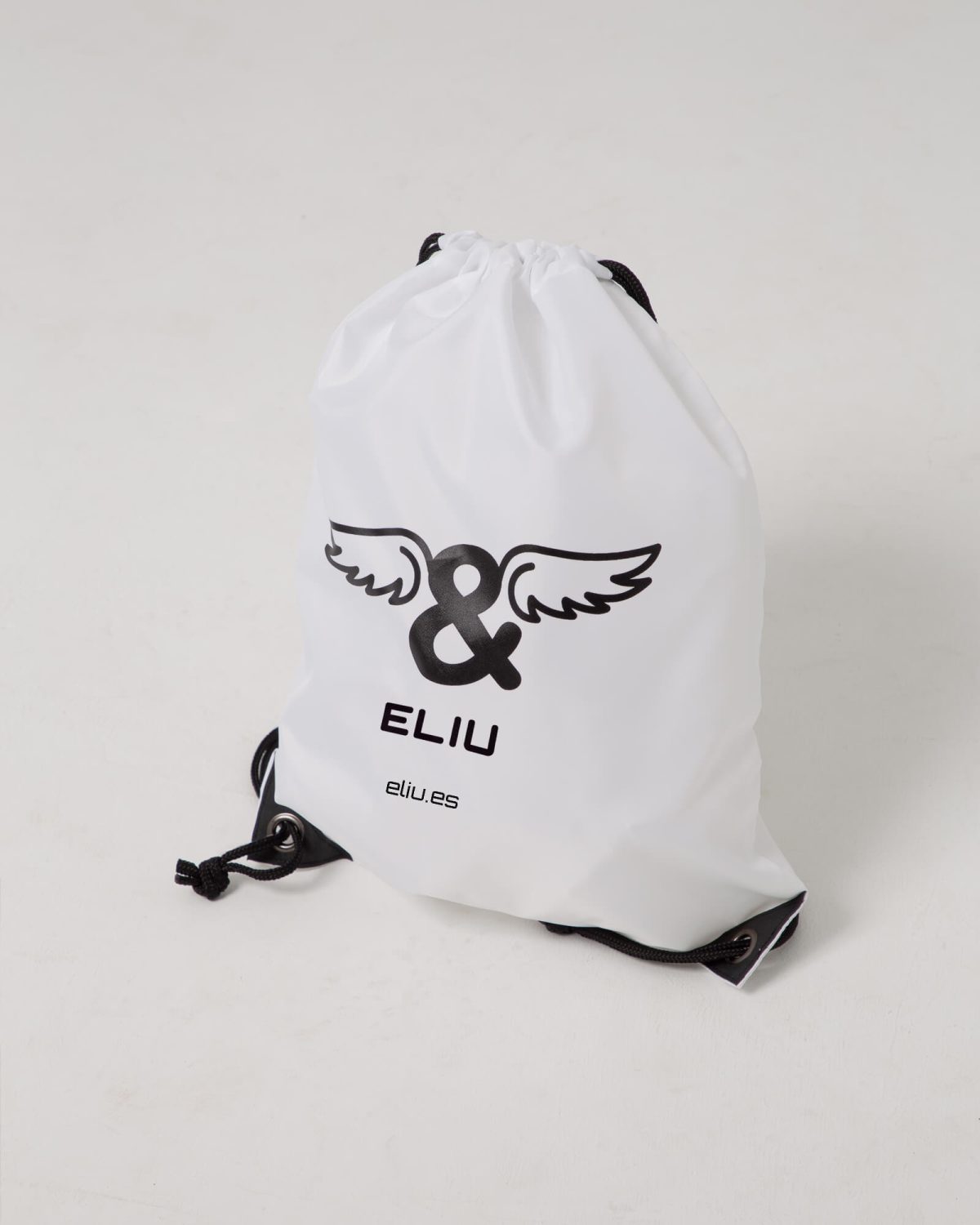 Mochila básica blanca con logo en la parte delantera. Estilo urbano marca ELIU streetwear.
