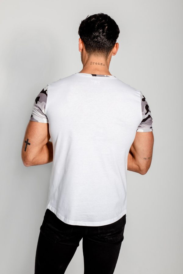 Camiseta mangas y cuello con estampado de camo en gris. Estilo urbano de la marca ELIU streetwear.