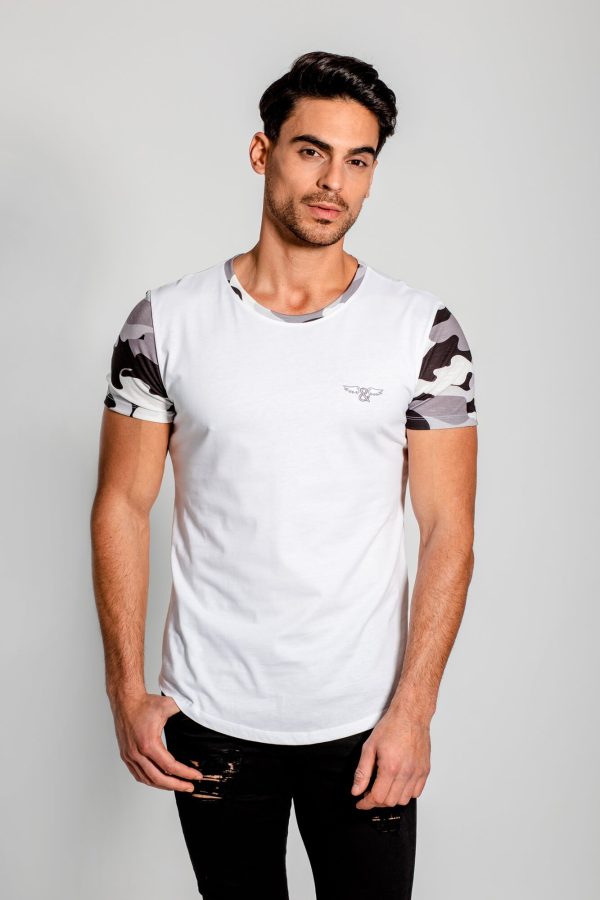 Camiseta mangas y cuello con estampado de camo en gris. Estilo urbano de la marca ELIU streetwear.